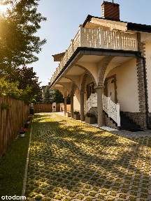 Dom w Olsztynie Jurajskim - blisko rynku, szkoły i przedszkola.