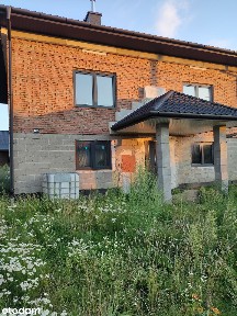 Dom w Nagawczynie z budynkiem gospodarczym i polem uorawnym