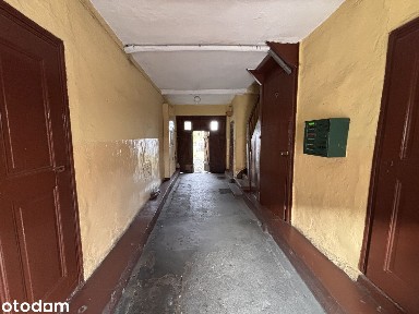 Kamienica w środku miasta nad rzeką