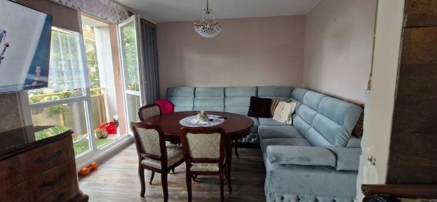 sprzedam mieszkanie w Cieszynie 70m2 + 2 balkony - 4 pokoje, V piętro, winda (komórka oraz piwnica) tel. 502 718 887