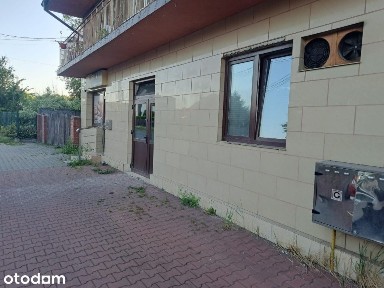 Lokal handlowy na parterze z witryną po bylej piekarni.