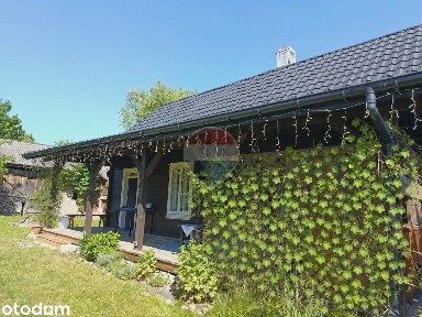 Klimatyczny drewniany dom wśród lasów w stylu rustykalnym