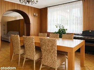 Dom z dużym budynkiem do adaptacji. Idealny pod inwestycję.