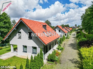 Nowoczesny dom z linią brzegową jeziora Juksty
