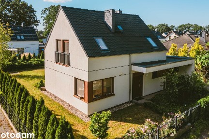 Świetnie położony, wygodny dom jednorodzinny z urządzonym ogrodem.