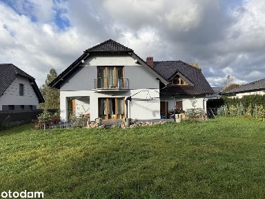 Nowoczesny dom z garażem i dużym ogrodem, spokojna okolica w mieście