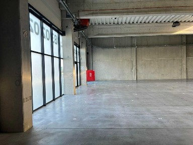 Lokal handlowo- handlowy z częścią magazynową 520 m2
