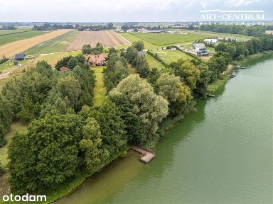 Dom z linią brzegową i prywatnym pomostem