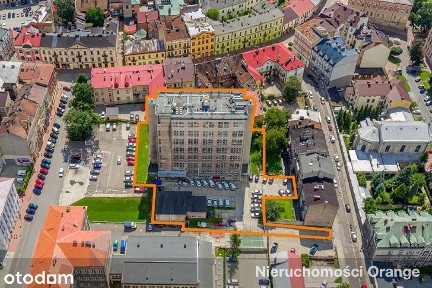 Duży budynek w centrum miasta, w pobliżu Rynku