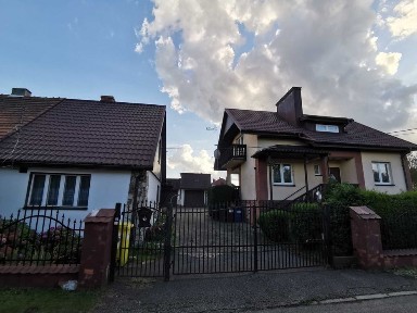 Posiadłość z dwoma domami i garażami Stolarzowice
