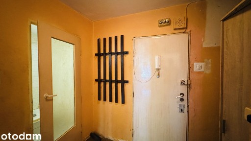 Kawalerka do remontu obok stacji metra M1 Imielin z widokiem na zieleń