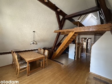 Dwupoziomowe mieszkanie z balkonem w Śródmieściu