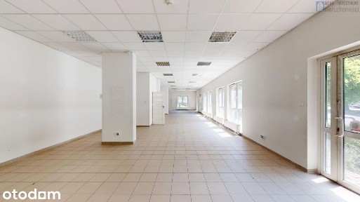 Parter | centrum | 3 wejścia | witryny | wys. 3m