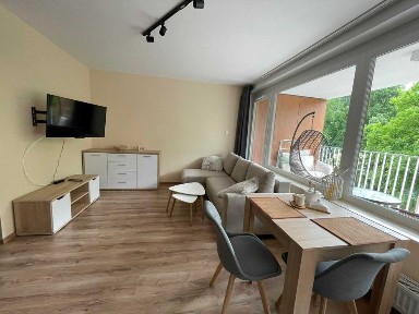 Nowoczesna kawalerka- Sowińskiego Apartments z dużym balkonem (10 m²) i miejscem postojowym.