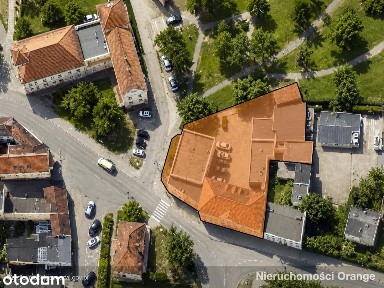 Zabytkowy budynek oraz obiekty pod mieszkania i u