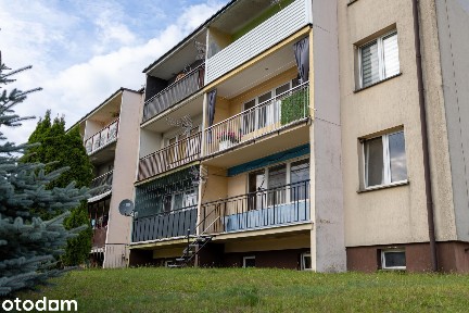 Duże mieszkanie z balkonem na parterze.