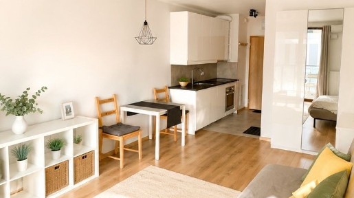 Kawalerka w scislym centrum Warszawy w reprezentacyjnym apartamentowcu z balkonem