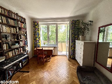 Ciche mieszkanie z balkonem i widokiem na drzewa na Mokotowie