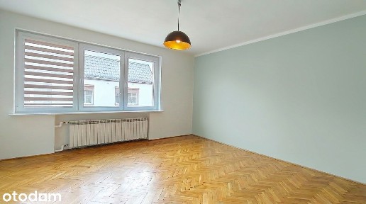 Dom Krobia, centrum, 2 wejścia, 8 pokoi, garaż, budynki gospodarcze.