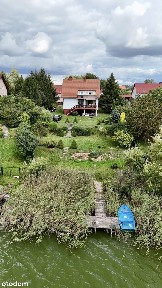 Wolnostojący dom z linią brzegową jeziora