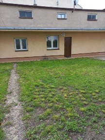 Wynajem mieszkania w budynku gospodarczy m z podwórkiem ⅞