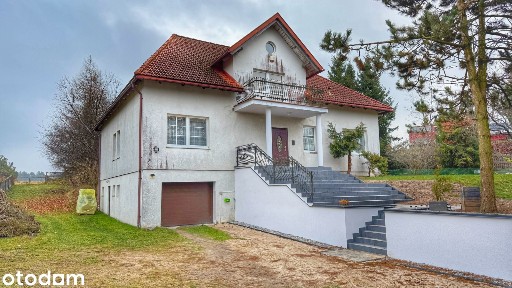 Przestronny dom na wsi wśród zieleni i spokoju.