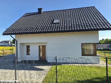 Dom wolnostojący w otoczeniu zieleni