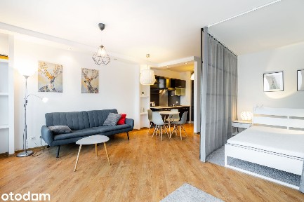 Studio w apartamentowcu z widokiem, przy metrze.