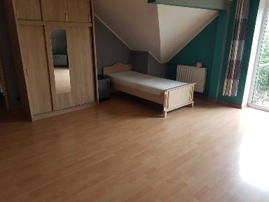 Całkowity koszt 1600+prąd wg licznika, piętro w domku, osobne wejście, okolica Mniszek,bez kaucji prowizji dodatkowych kosztów,ogrzewanie w cenie