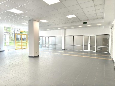 Lokal handlowy z biurem i dużym, wysokim magazynem