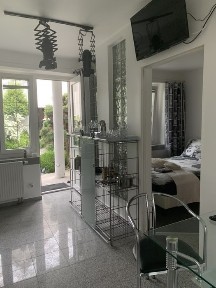 Apartament z ogrodem i kominkiem dla kadry zarządzającej