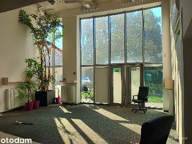 Lokal biurowy/usługowy na parterze, z antresoli, witryną i parkingiem