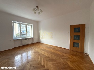 Kamienica z 1935r z cisza i zielenią za oknem