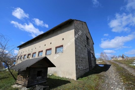 Dom z garażem oraz pomieszczeniem gospodarczym