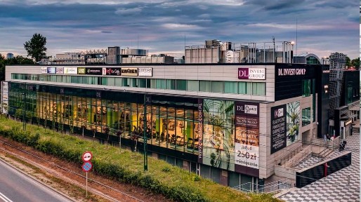 Lokal usługowy na parterze duża witryna - odzielne wejście - witryna parking