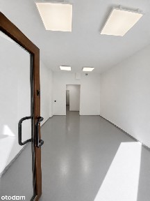 Lokal usługowy na parterze w kamienicy z witryną