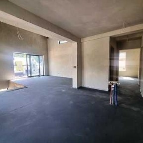 Na sprzedaż dwupoziomowy apartament z ogródkiem i 2 miejsca parkingowe