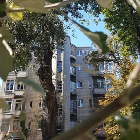 Kawalerka w modernistycznej kamienicy, nieopodal pasażu Schillera