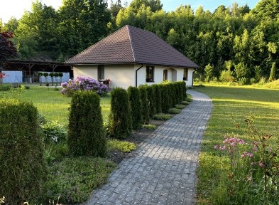 Dom parterowy jednorodzinny z własnym stawem i studnią Węgorzynko