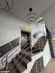 Biuro na wynajem z witryną i parkingiem przy DK1