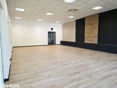 Wyremontowany lokal z wydzielonymi pokojami i bezpłatnym parkingiem
