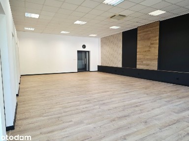 Wyremontowany lokal z wydzielonymi pokojami i bezpłatnym parkingiem