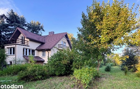 Przestronny dom z bliskością lasu i szybkim dostępem do centrum miasta