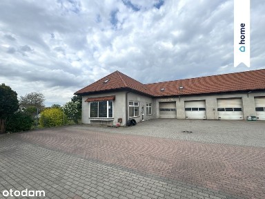 Warsztat Samochodowy przy ruchliwej drodze