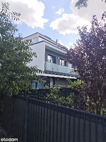 Do sprzedania segment z garażem i ogródkiem.
