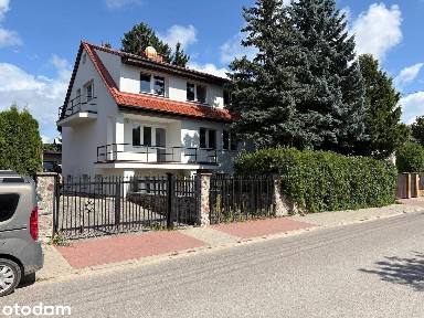 Wolnostojący dom z piwnicą i 2 garażami w mieście, zamiana