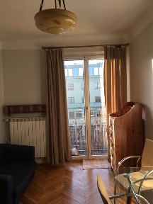 Sloneczna kawalerka przy placu Hallera z oddzielną kuchnią