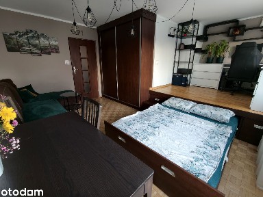 Blisko komunikacji i sklepów | salon z podestem i wysuwanym łóżkiem