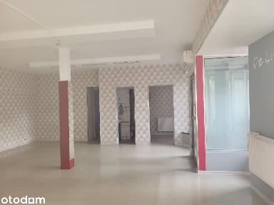 Lokal usługowy na parterze z witryną