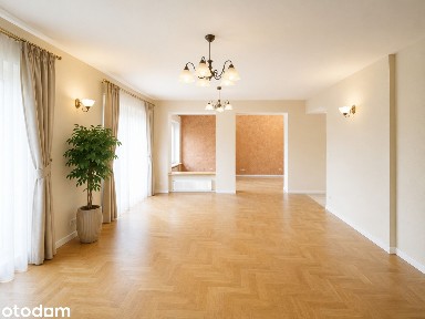 Przestronny dom bliźniaczy z garażem 2-stanowiskowym.